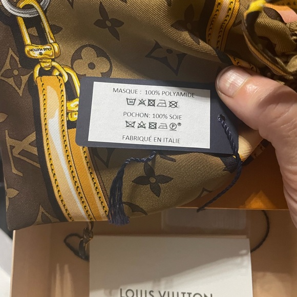 Louis Vuitton mask and silk bag - Picture 6 of 9